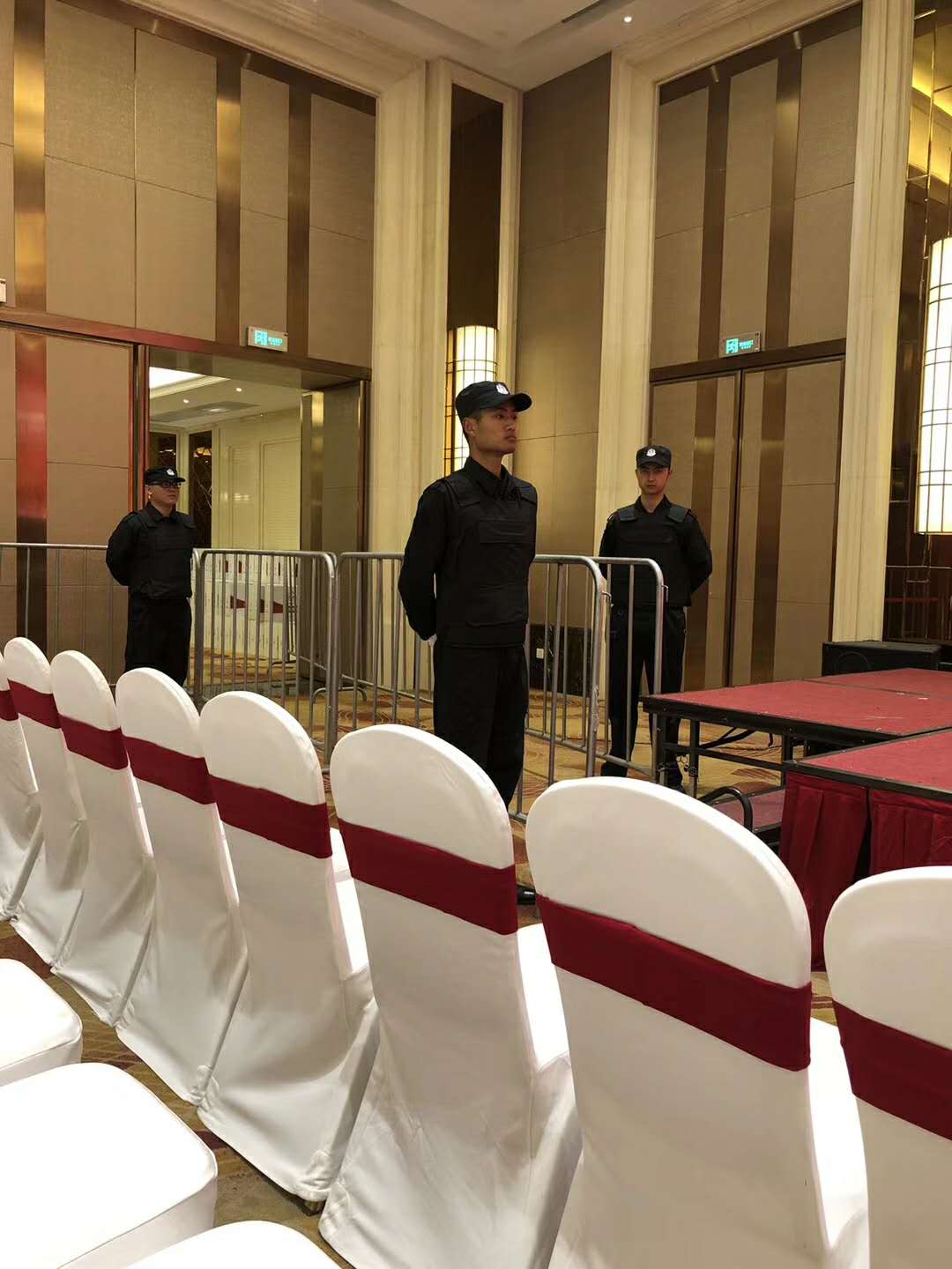 襄陽(yáng)獵鷹保安為京奧.城市奧特萊斯開盤護(hù)航