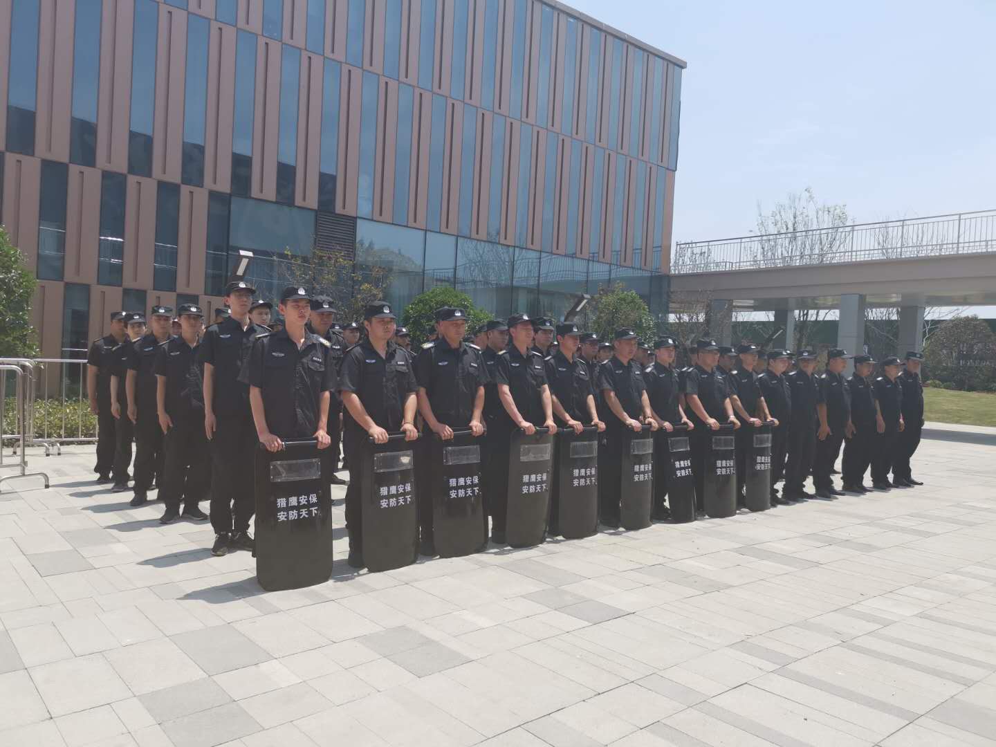 獵鷹保安祝隨州城市空間開盤大吉！