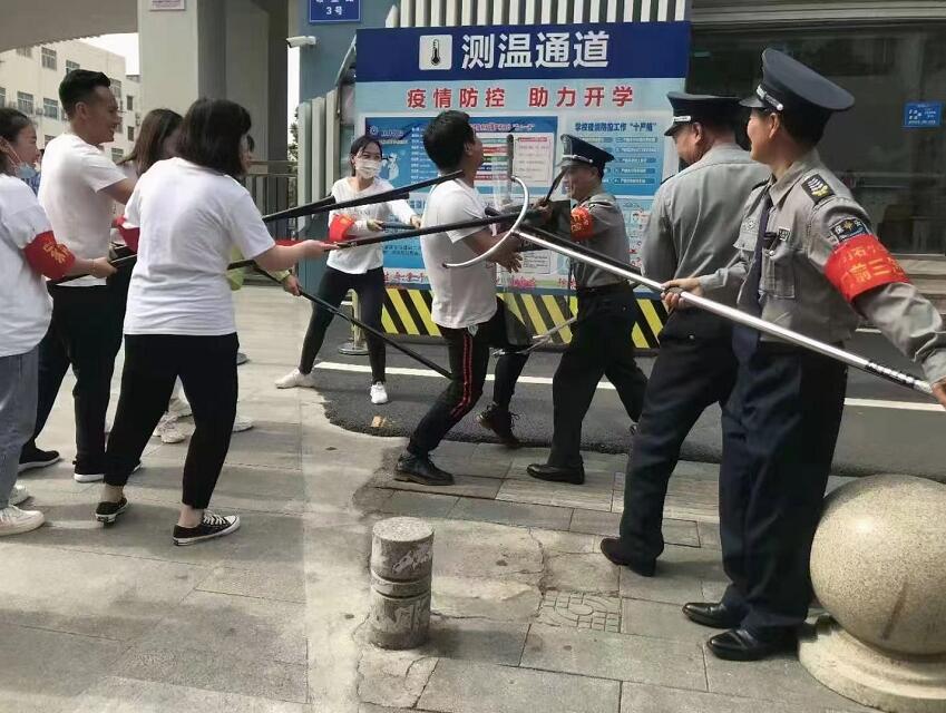 公安分局內(nèi)保大隊、獵鷹保安公司聯(lián)合開展校園反恐防暴演練活動