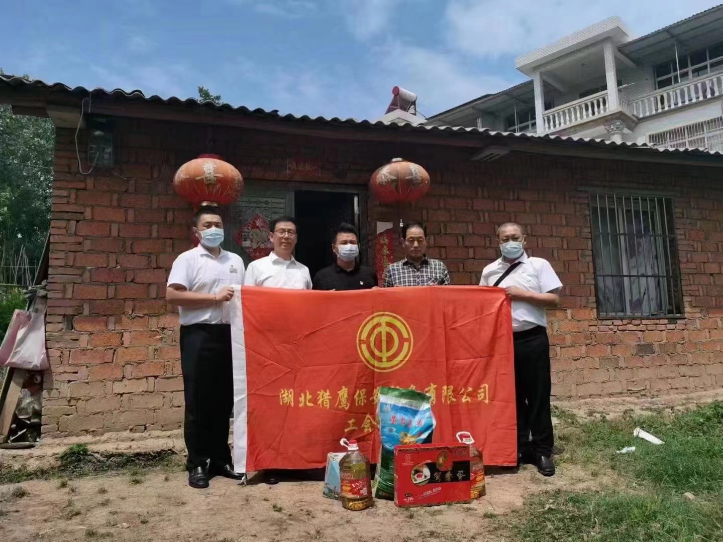 端午節(jié)將至，獵鷹企業(yè)組織員工走進鄉(xiāng)村，為老人送去生活物資