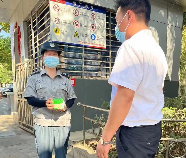 湖北獵鷹保安公司，關(guān)愛隊員，為隊員送去防暑物資